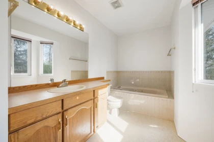 Entry Foyer Photo of 8094 164a Street, Surrey, BC