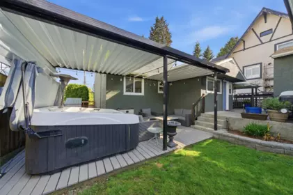 Entry Foyer Photo of 1315 Eighth Avenue, New Westminster, BC
