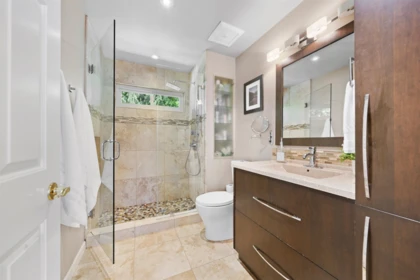 Hallway Photo of 1405 Glenview Court, Coquitlam, BC