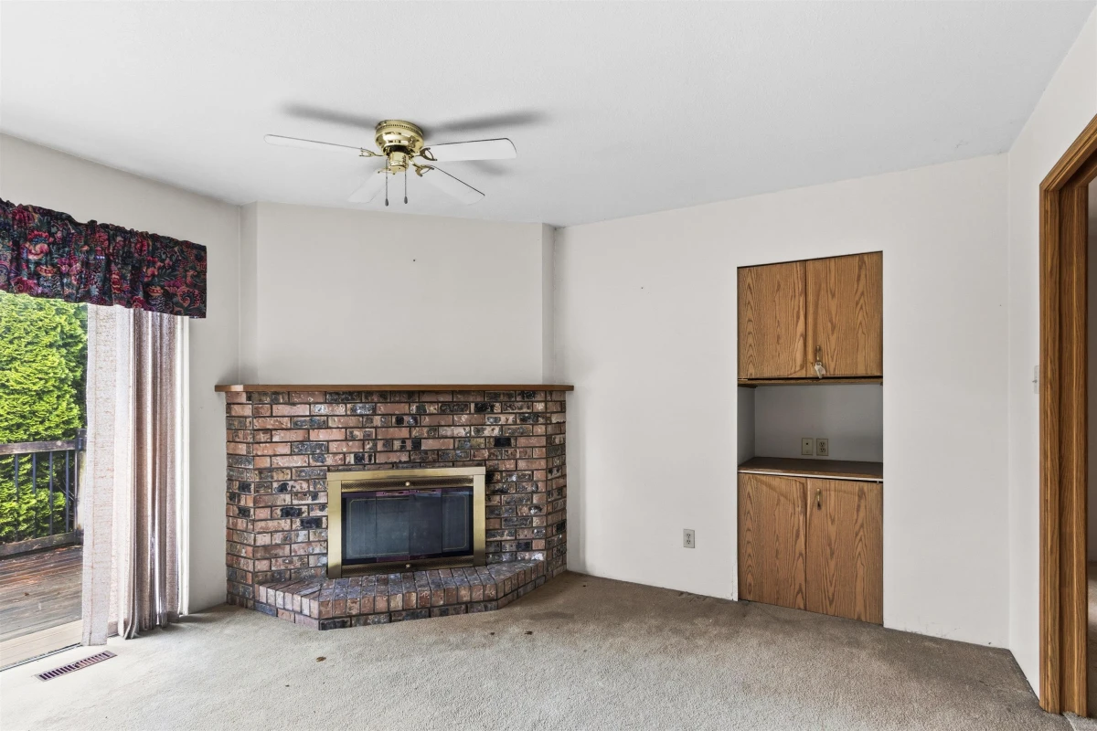 Family Room Photo of 9381 139 Street, Surrey, BC
