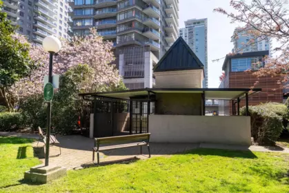 Front Yard Photo of 607 55 Tenth Street, New Westminster, BC
