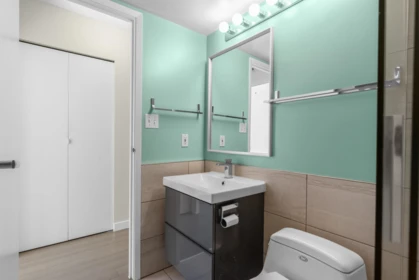 Powder Room Photo of 607 55 Tenth Street, New Westminster, BC