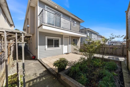6058 Woodsworth Street, Burnaby, BC, Burnaby — Half Duplex for sale