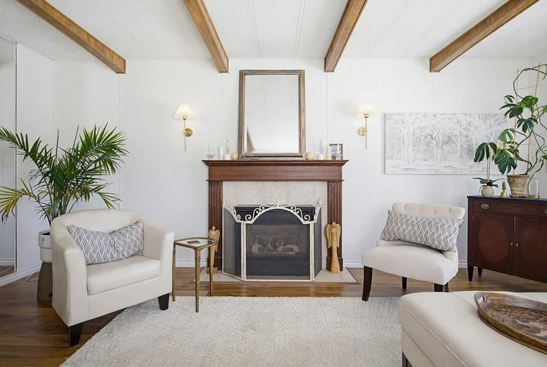 Family Room Photo of 5 15875 20 Avenue, Surrey, BC