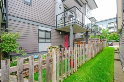 Front Yard Photo of 31 1938 N Parrallel Road, Abbotsford, BC