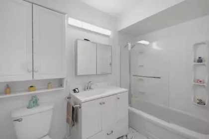 Hot Tub / Spa Photo of 1 1040 Parker Street, White Rock, BC