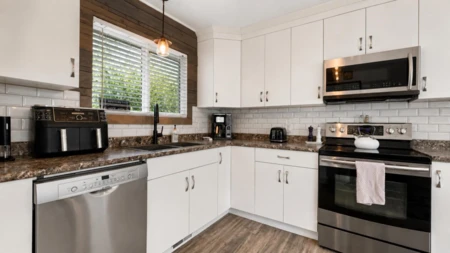 Kitchen Island Photo of 2170 Moss Court, Abbotsford, BC