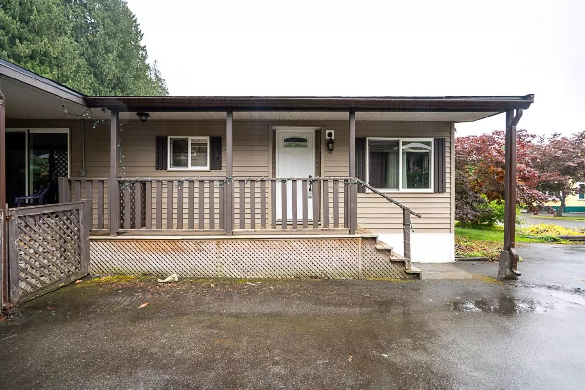 Living Room Photo of 8 52324 Yale Road, Rosedale, BC