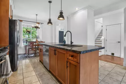Kitchen Island Photo of 19289 69 Avenue, Surrey, BC