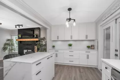 Kitchen Island Photo of 34898 Laburnum Avenue, Abbotsford, BC