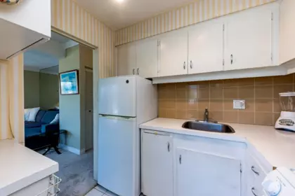 Kitchen Island Photo of 705 2187 Bellevue Avenue, West Vancouver, BC