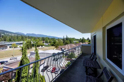 Kitchen Photo of 705 2187 Bellevue Avenue, West Vancouver, BC