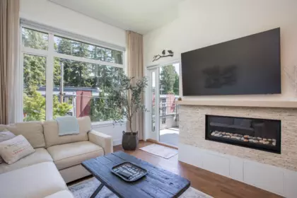 Dining Area Photo of 300 2432 Haywood Avenue, West Vancouver, BC