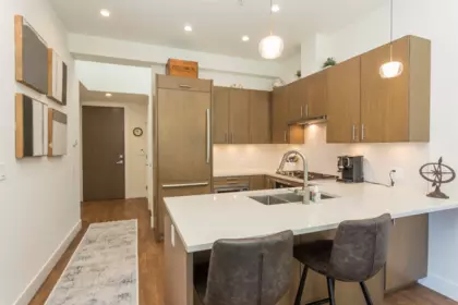 Kitchen Island Photo of 300 2432 Haywood Avenue, West Vancouver, BC