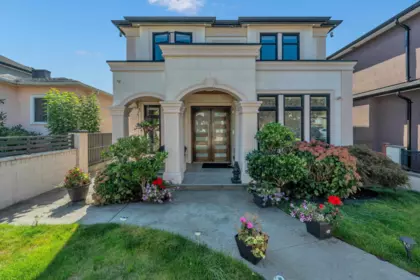 Hot Tub / Spa Photo of 768 E 58th Avenue, Vancouver, BC
