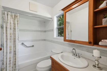 Primary Bathroom Photo of 10461 Main Street, Delta, BC